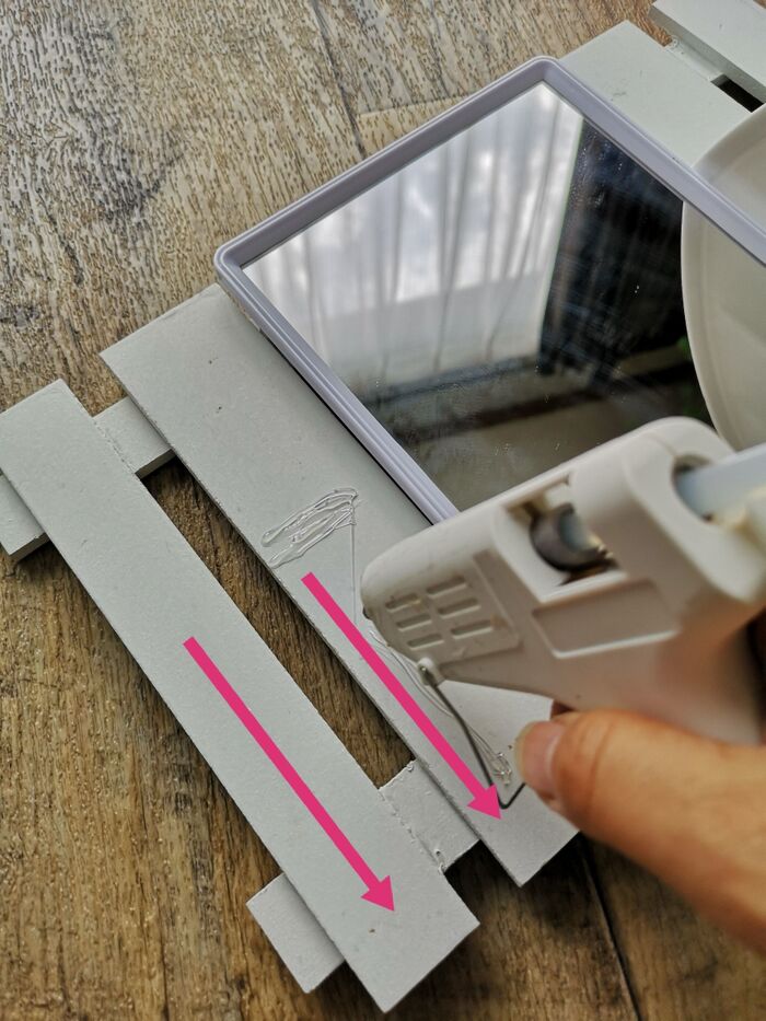 リモコンスタンドを取り付けます