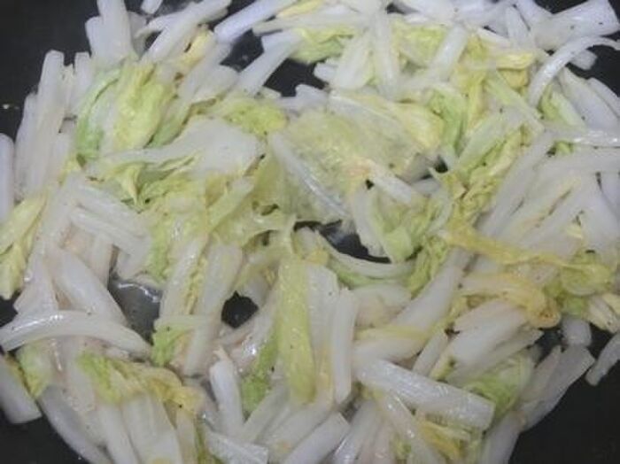 3.白菜の葉を入れて炒め合わせて味付けする