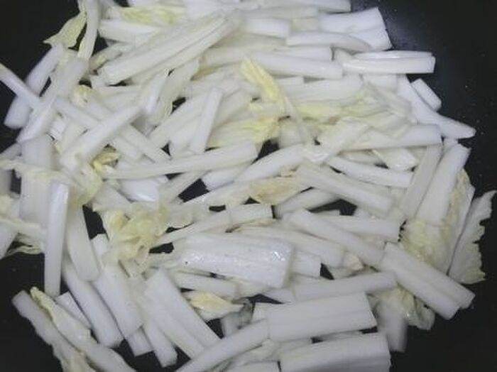 2.白菜の芯を炒める