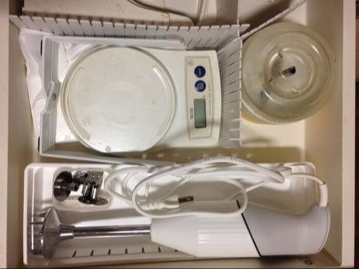 2段目。週に数回使うような調理器具を。