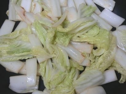 4.白菜を炒める
