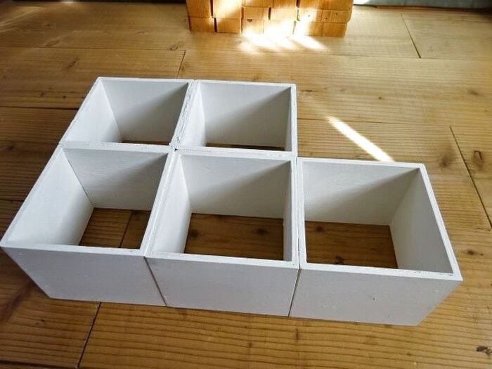 キューブボックスを白ペイントし2個と3個をつなげてボンド接着します。