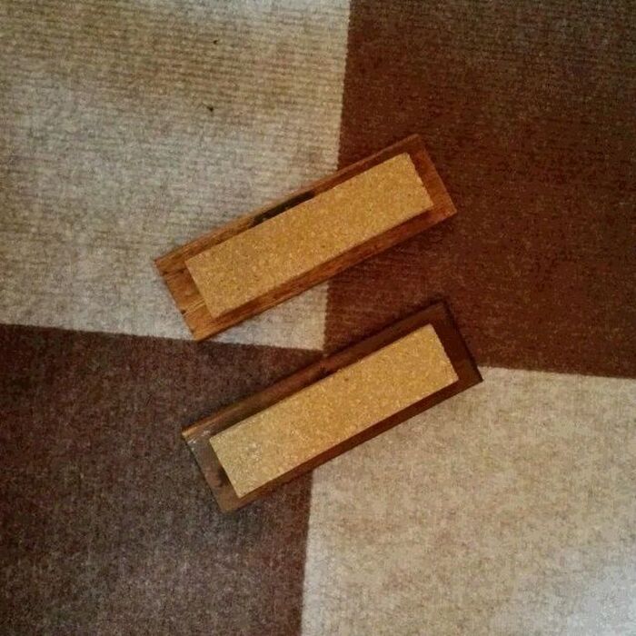 木材の裏にボンドでコルクを貼り付けます。