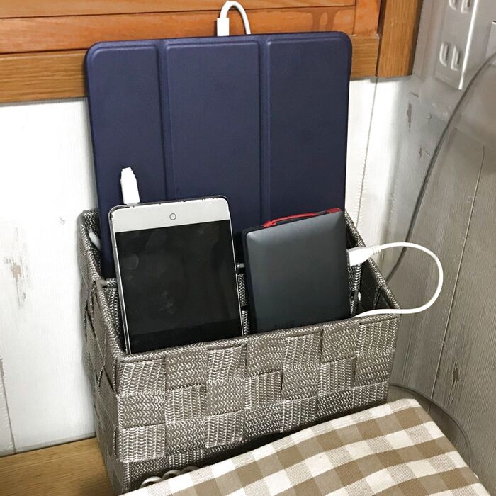 ダイソーグッズ2点で完成！簡単スッキリ☆スマホもiPadもOKな充電ステーション