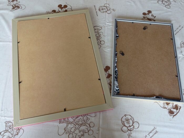 B4とA4の額を用意してTシャツを入れます。