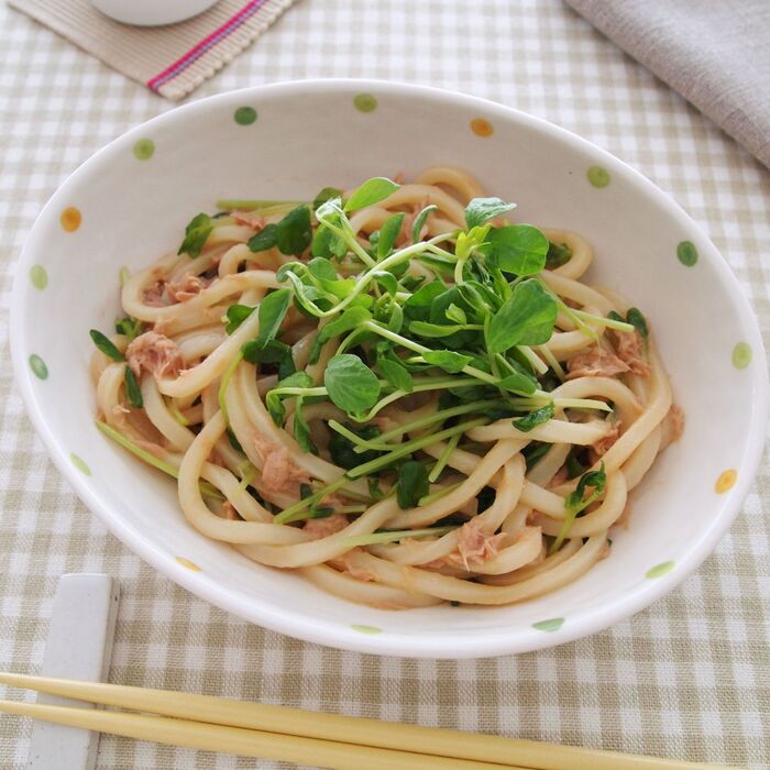 2つの食材で簡単!うどんレシピ「豆苗とツナのバタポンうどん」