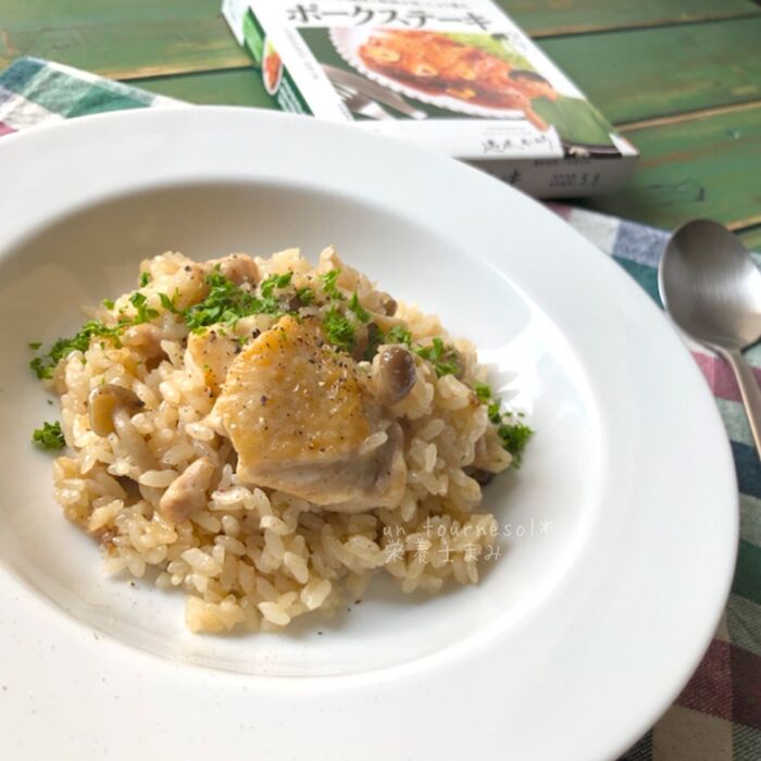 【炊飯器に入れるだけ!】スタミナアップにオススメ‼ポークステーキde鶏しめじのガーリックライス