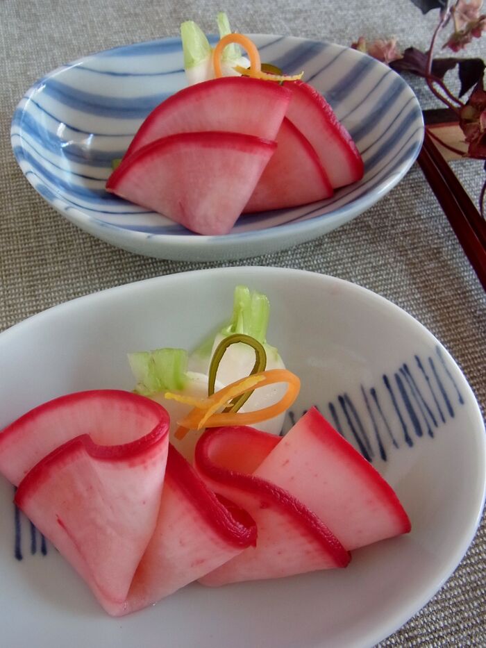 料理の彩りや箸休めに・・。冬の常備菜「赤かぶの甘酢漬」
