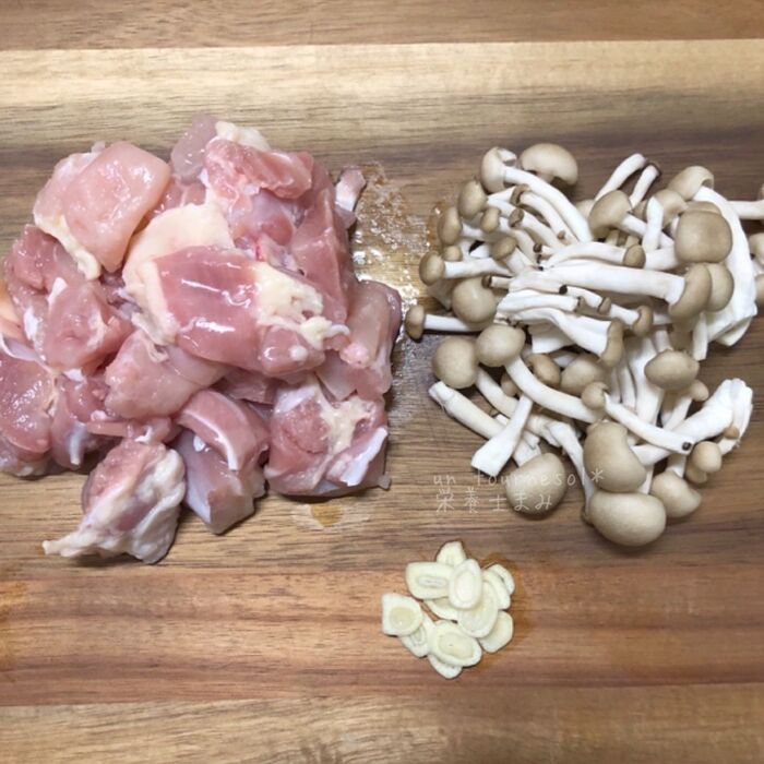 ①鶏もも肉にスパイスで味付けを!