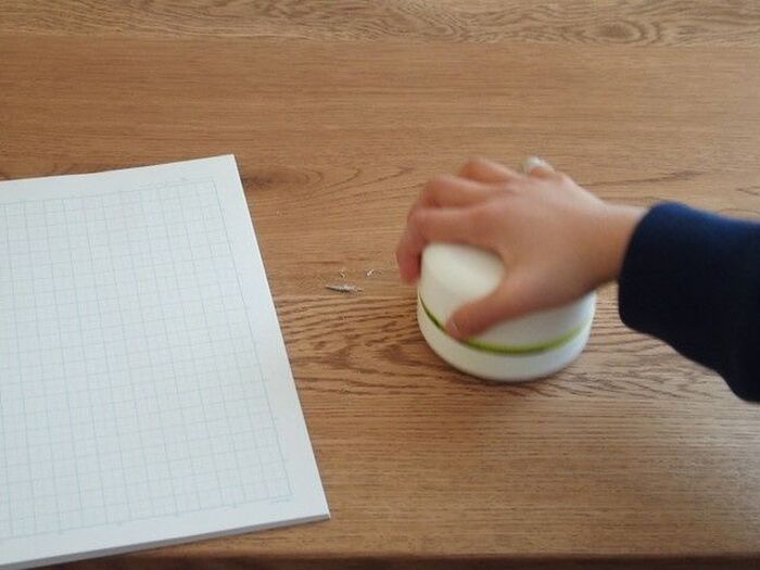 卓上掃除機で消しゴムのカス問題を解決☆