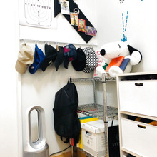 子どもの好きを見せる収納!突っ張り棒で帽子をスキマに♪