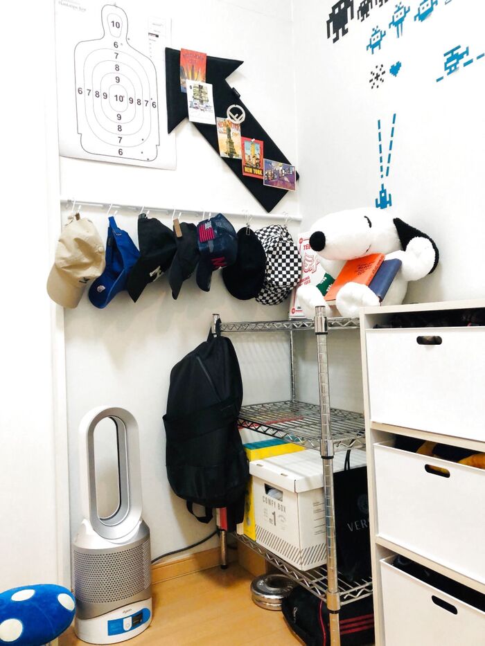 子どもの好きを見せる収納!突っ張り棒で帽子をスキマに♪