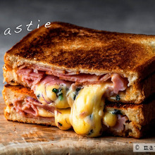 バターが香る、とろ〜りチーズとベーコン&ハムの絶品トースティ!