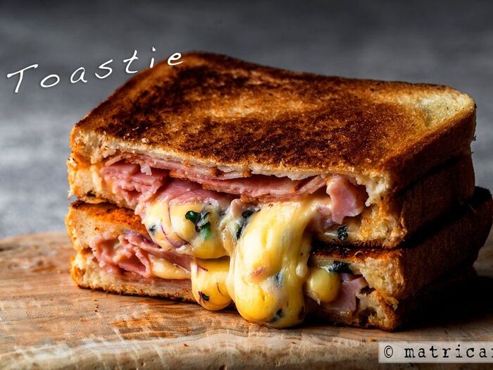 バターが香る、とろ〜りチーズとベーコン&ハムの絶品トースティ!