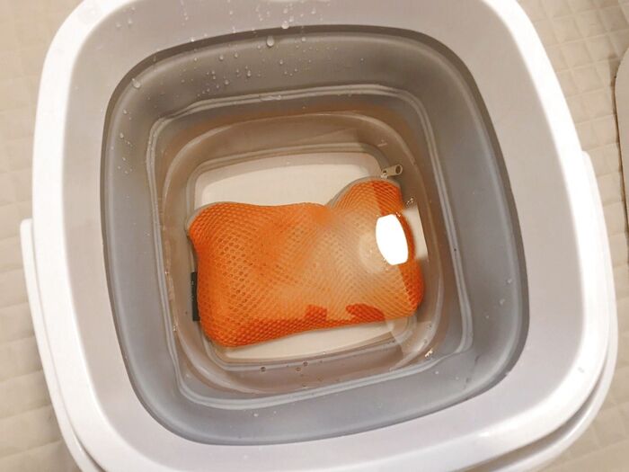 洗う時は、バケツにはった水に漬けて