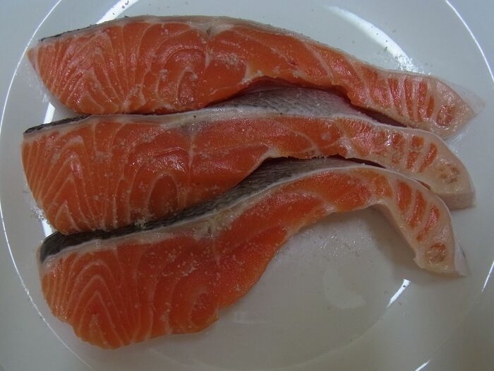 鮭の切り身に塩を振ります。