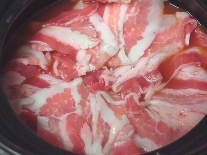 5.豚肉を入れて煮る