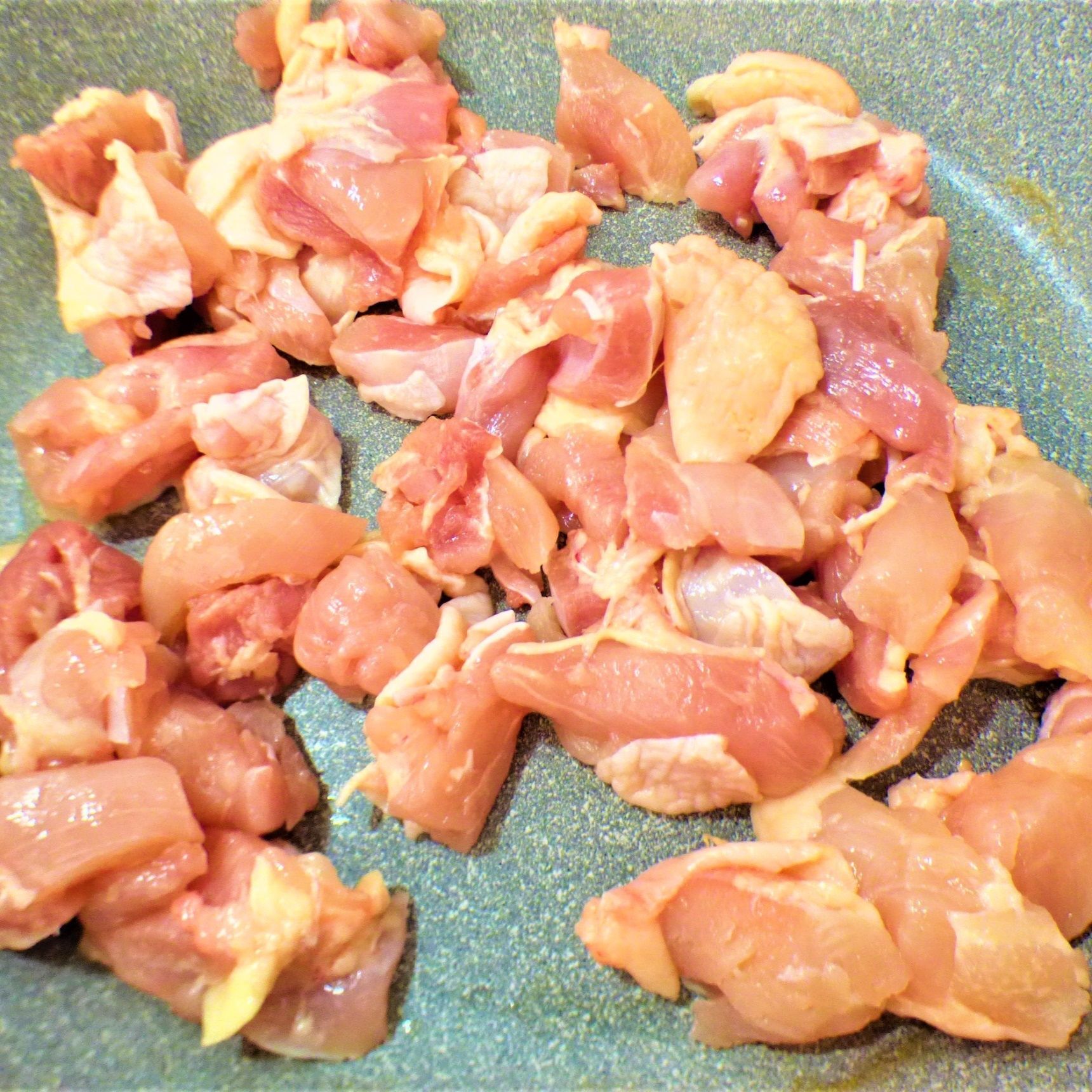 サラダ油・ニンニクみじん切り入れたフライパンに鶏もも投入。