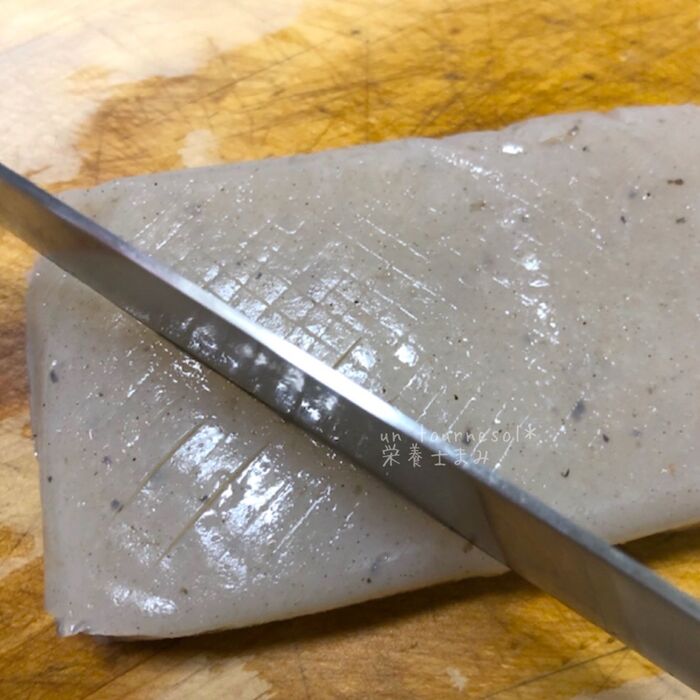 ①こんにゃくは味が染み込みやすいように飾り切りに!