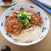 2つの食材で簡単!うどんレシピ「さばみそ納豆うどん」
