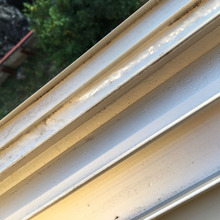 100均加圧式霧吹きで窓のレール掃除が楽々!