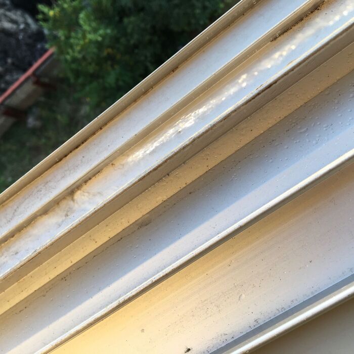 100均加圧式霧吹きで窓のレール掃除が楽々!