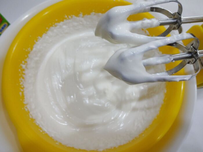生クリームを泡立てます。