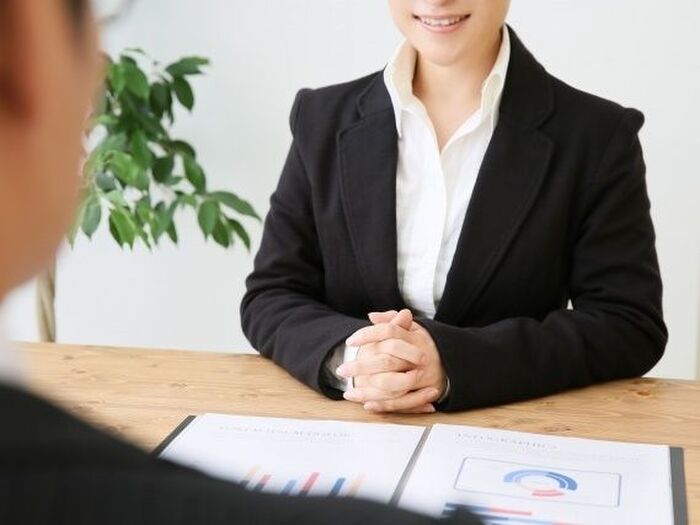 服装:職場に合った服装で。オフィスワークはスーツが無難