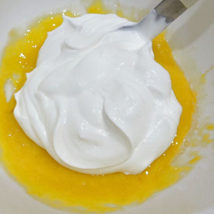 生クリームを入れます。