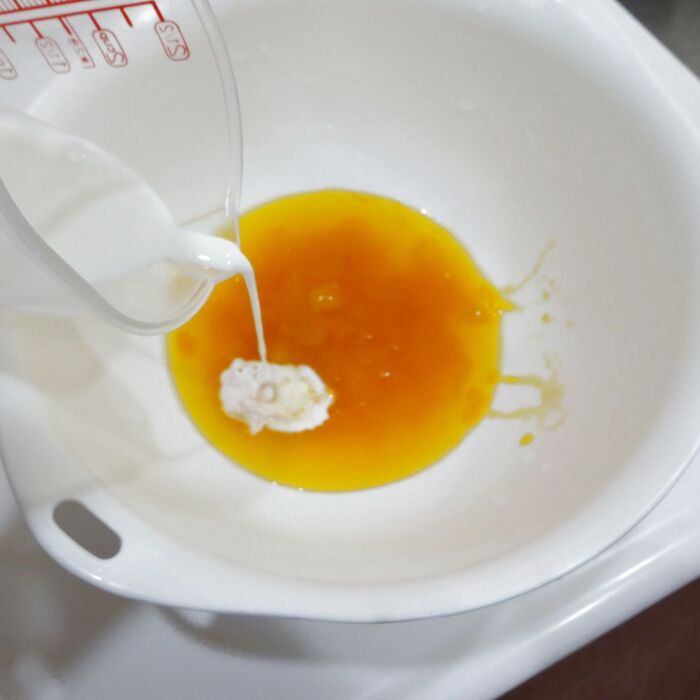 牛乳をいれ混ぜます。