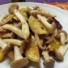 ちょっと大学芋風♪ さつまいもときのこの甘辛醤油炒め