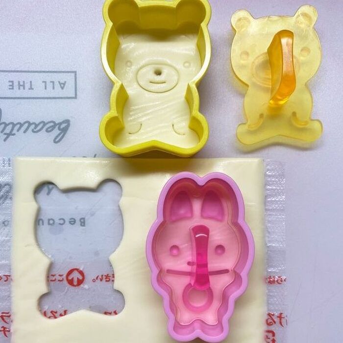 スライスチーズの上に抜き型をのせます