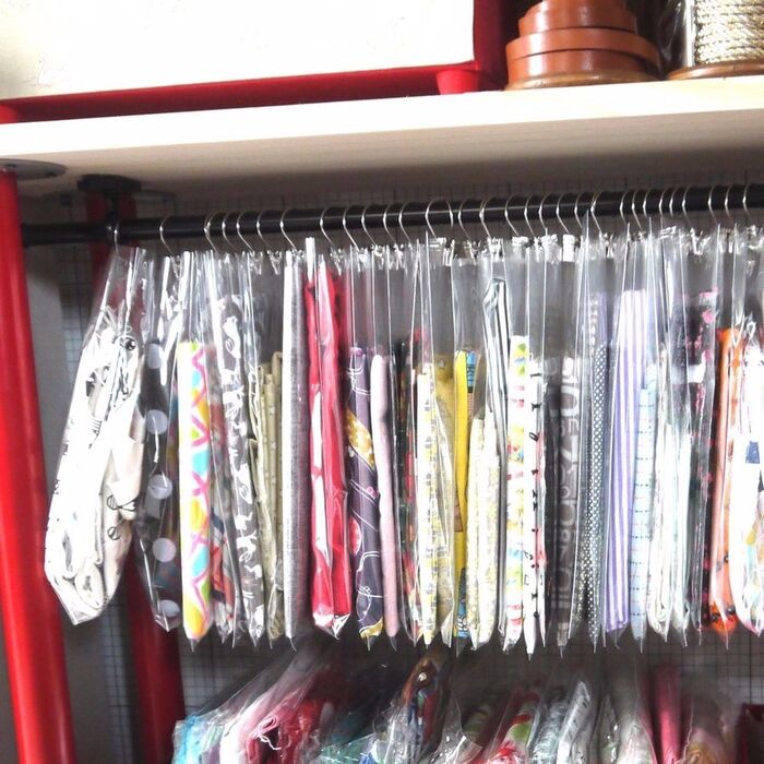 クリアパックに入るものは吊り下げ収納で。