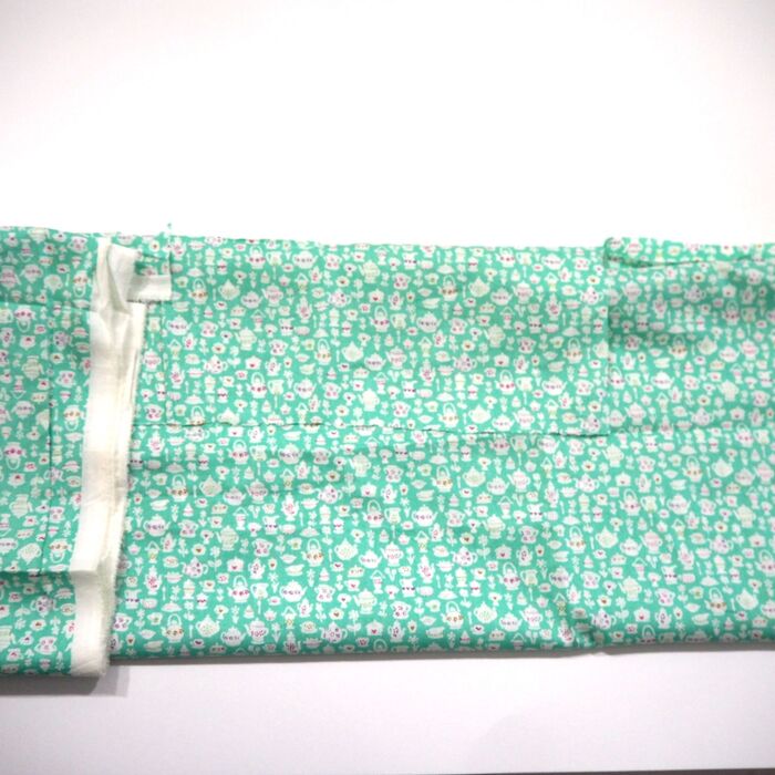 切れ端が内側になるようにどんどん畳んでいきます。