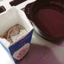 牛乳パックと捨てる靴下と下着で、天ぷら油を処理