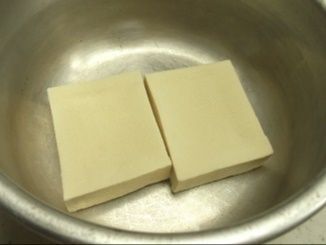 高野豆腐を戻す。