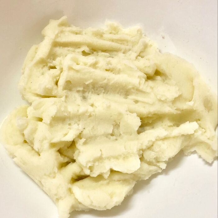 【茹でたじゃがいもを潰していきます】