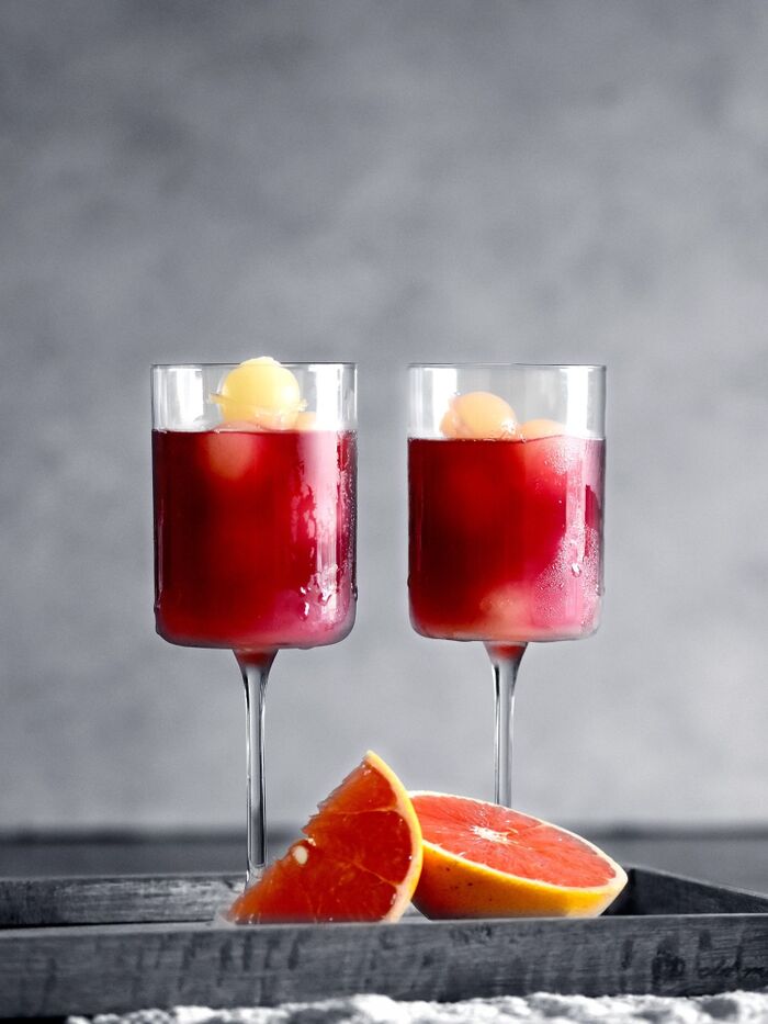 作り方：グラスにアイスを詰めて、ワインを注ぐだけ！　フレッシュ果汁はお好みで。