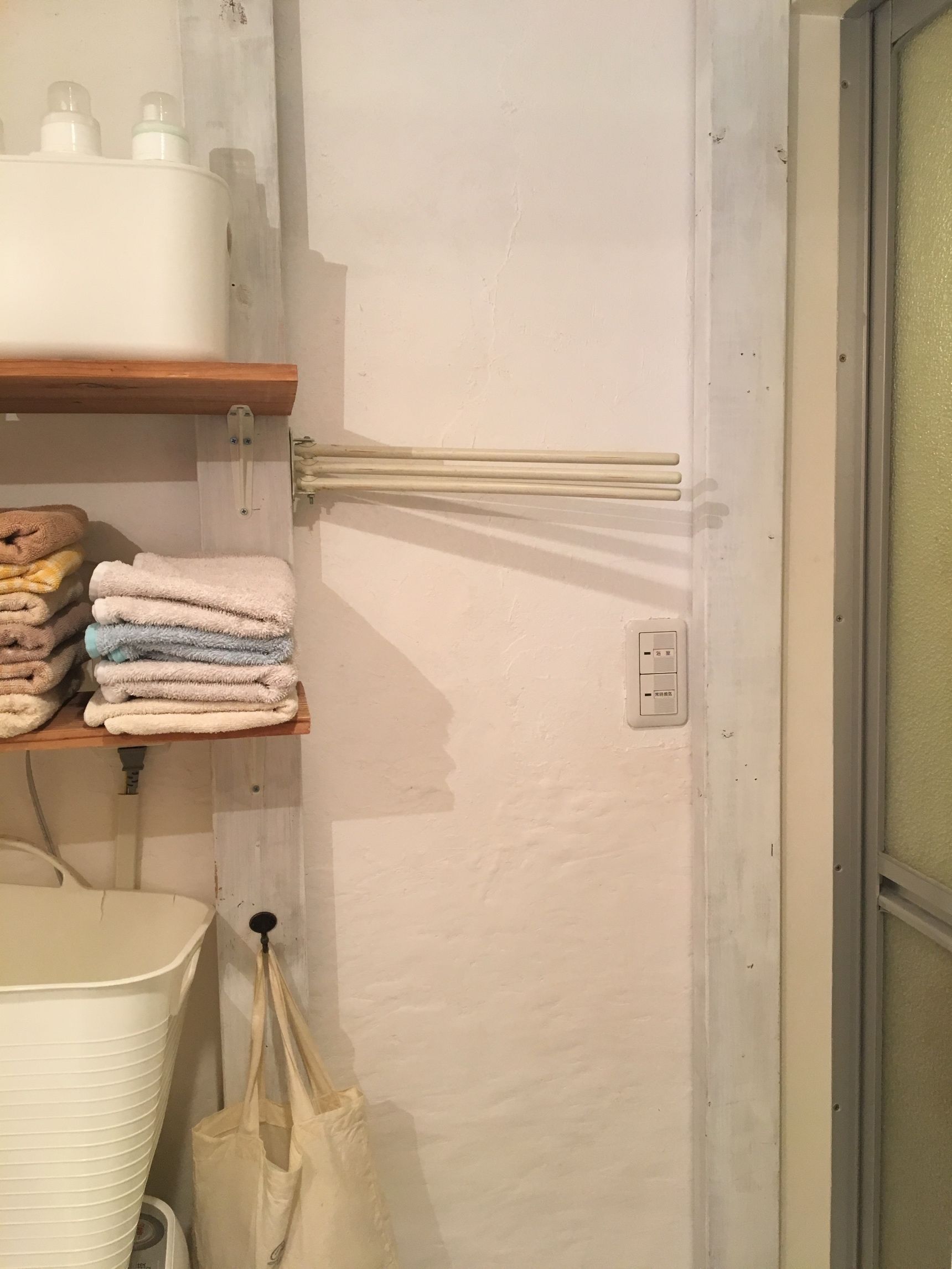 そこで、洗面室に濡れタオル置場を作りました。