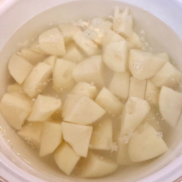 【じゃがいもを茹でます】