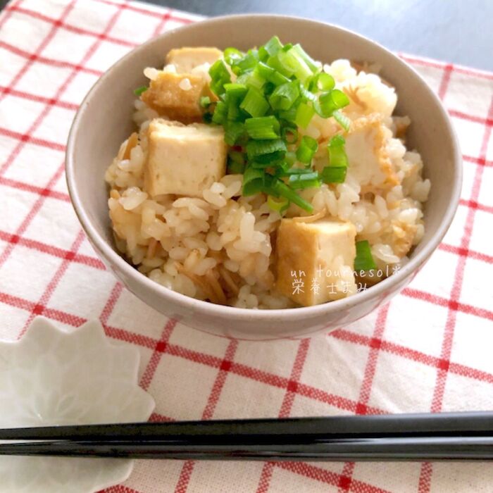 【食材4つで炊飯器にいれるだけ‼】肌荒れ予防に!なめ茸と厚揚げの塩麹炊き込みご飯