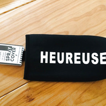 派手なスプレー缶もシンプルに。