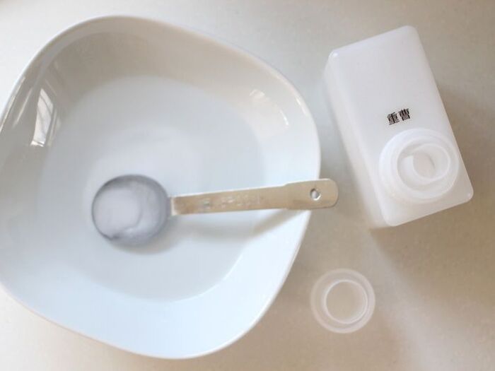 重曹と水を用意する
