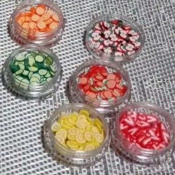 ネイルをデコるやつを周りに貼りました。