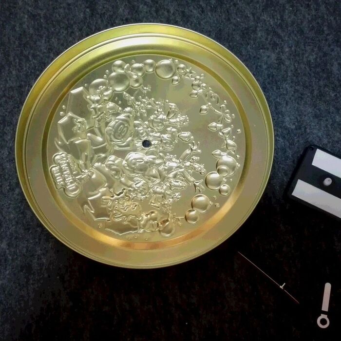 中央に穴を開けて、上記の工程で針を付けるだけです。