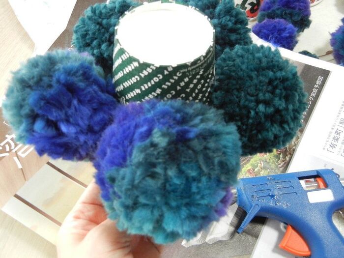 グルーガンや糊でポンポンを紙コップに貼っていきます