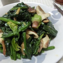 絶妙美味♪ ほうれん草と椎茸のにんにくバター醤油炒め