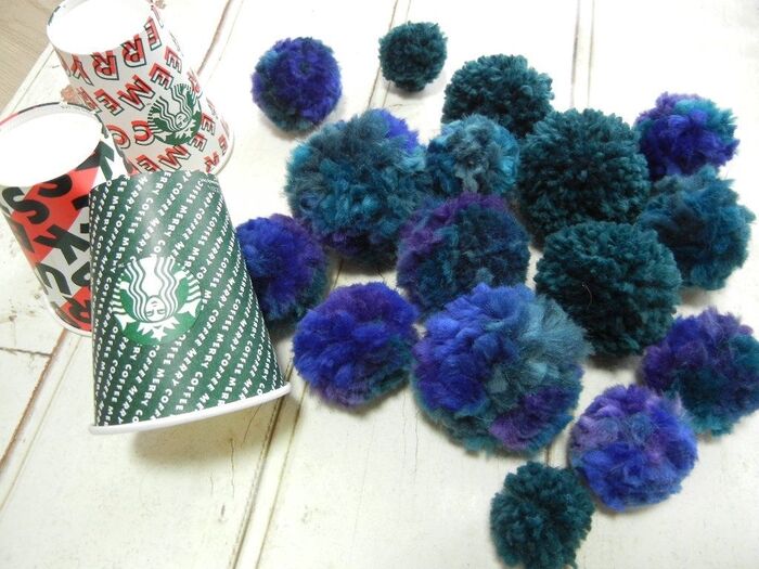 ポンポンがある程度出来たら 紙コップを用意