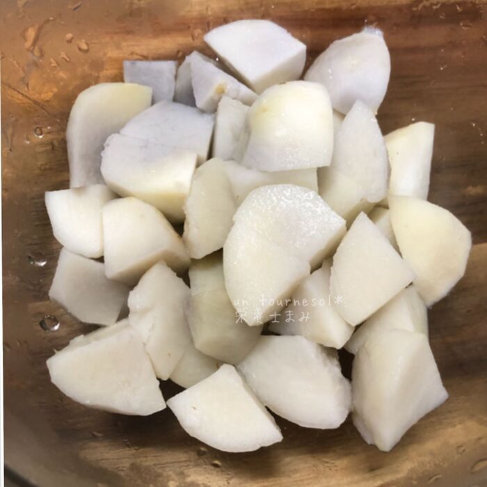 ②熱いうちに皮をむいて!