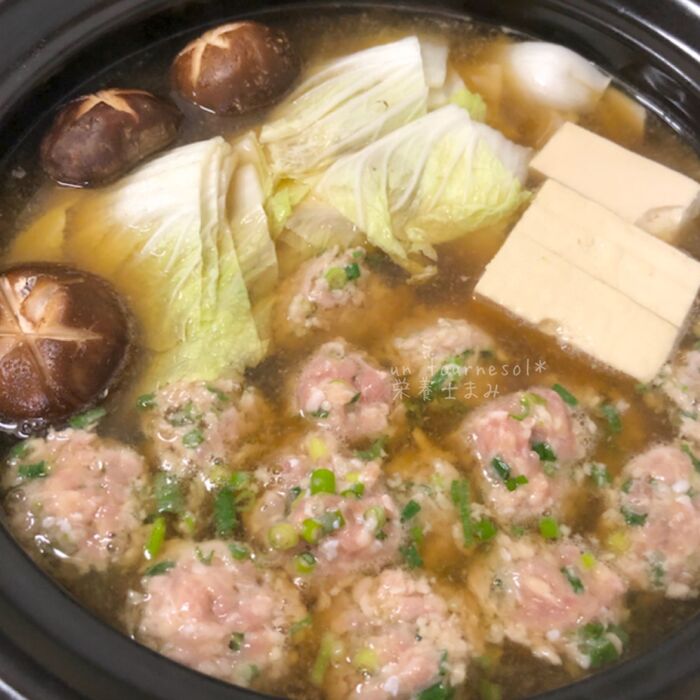 ④鶏つみれはゆっくりと土鍋に入れて!